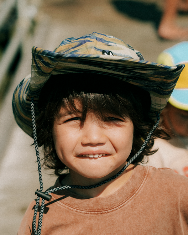Child wearing a sun hat 