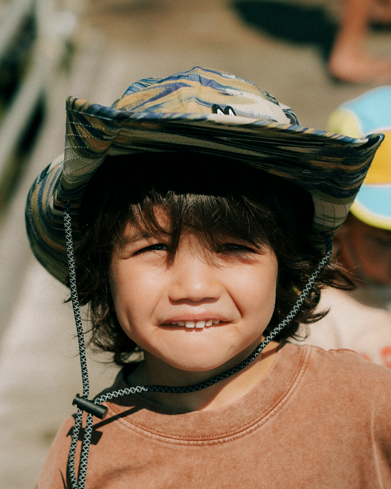 Child wearing a sun hat 